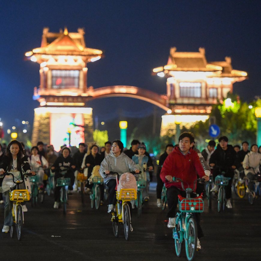 Why Did Tens of Thousands of Chinese Students Go on Night Bike Rides?