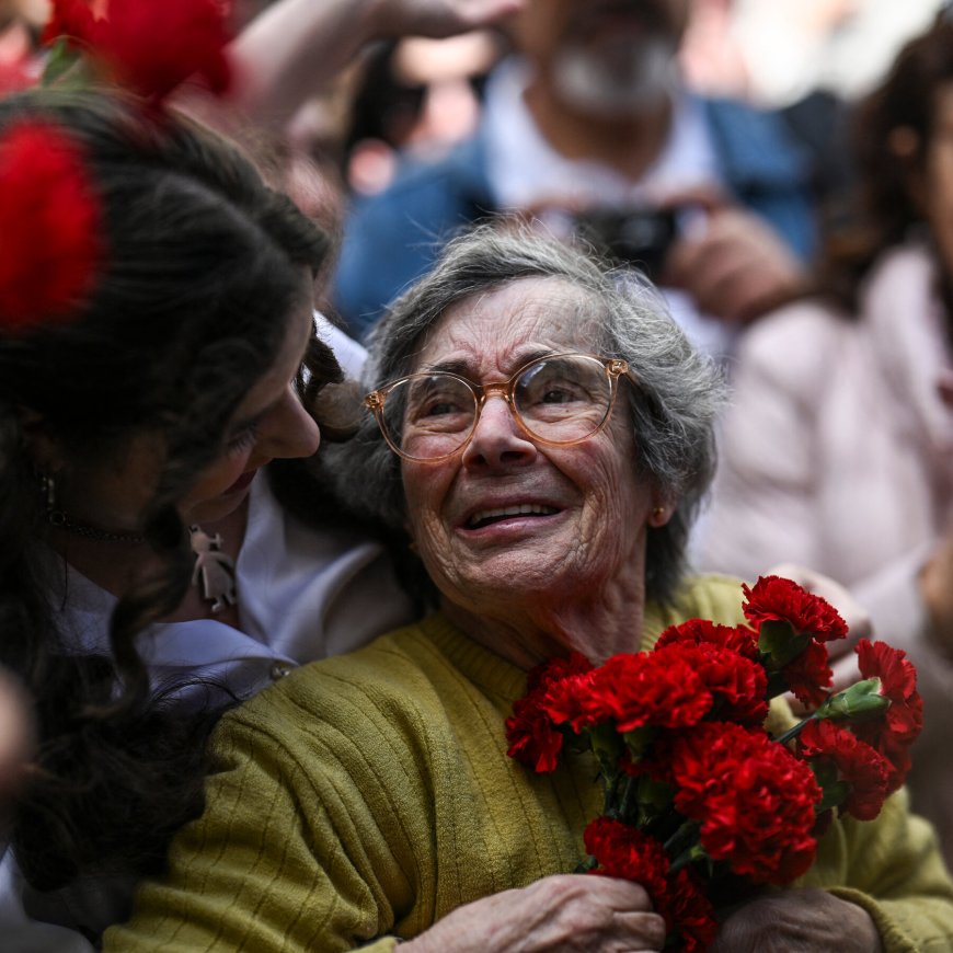 Celeste Caeiro, Whose Flowers Gave a Name to a Revolt, Dies at 91