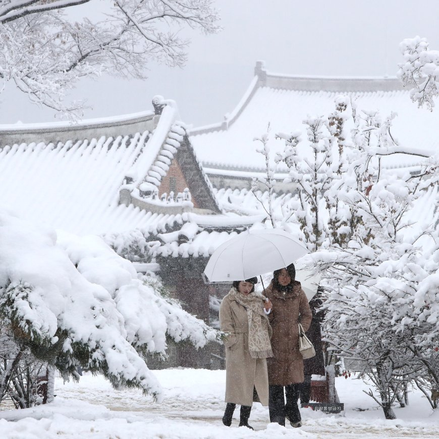 Record Snowfall Hurls Seoul Into Winter