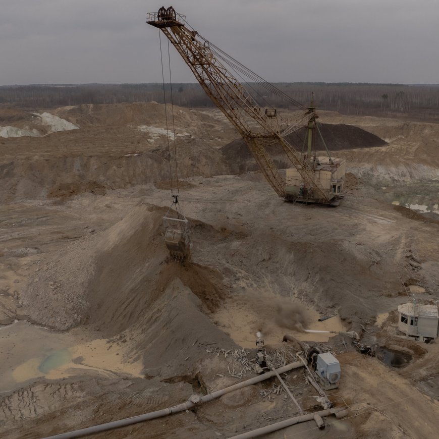 Trump Ties Himself to Future of Ukraine With Minerals Deal