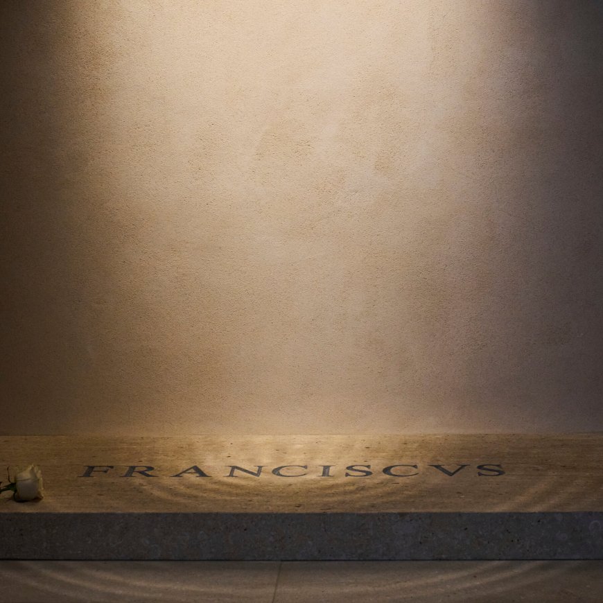 Designers Do a Double Take at the Lettering on Pope Francis’ Tombstone