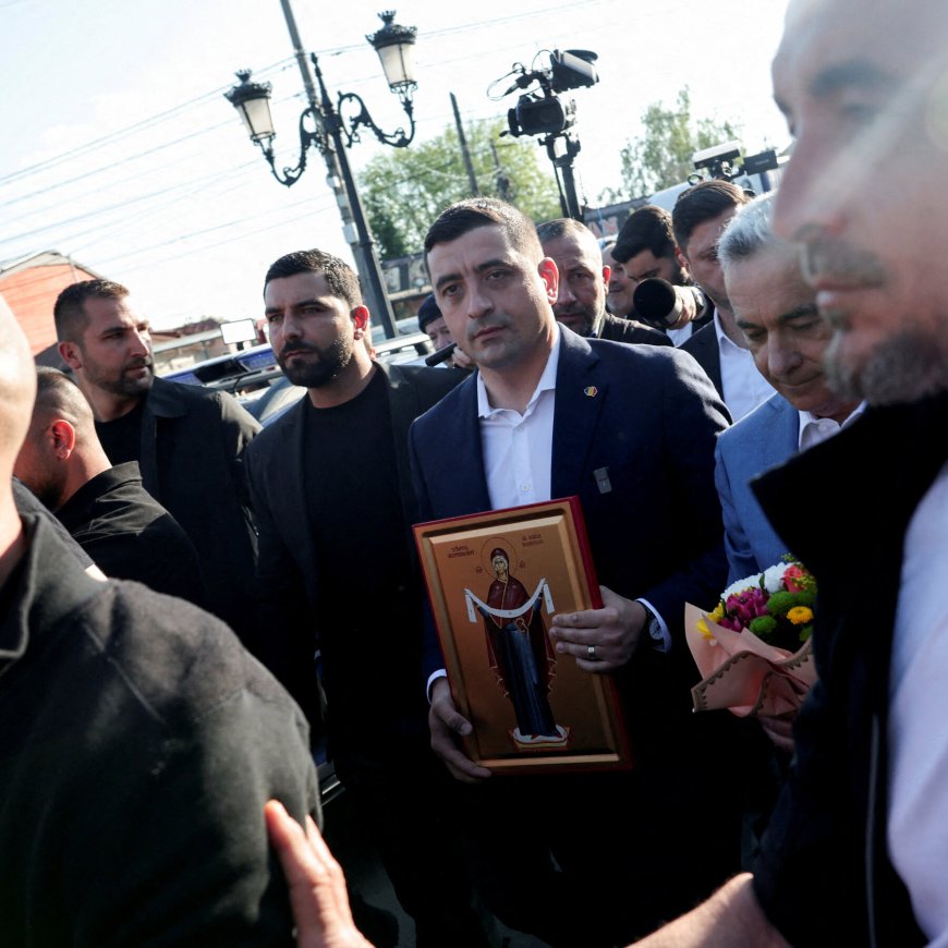 Romanian Nationalist Wins First Round of Presidential Voting