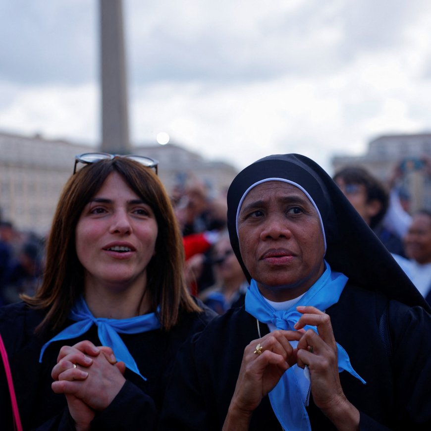 After black smoke at noon, the crowd in St. Peter’s hopes for white smoke at night.