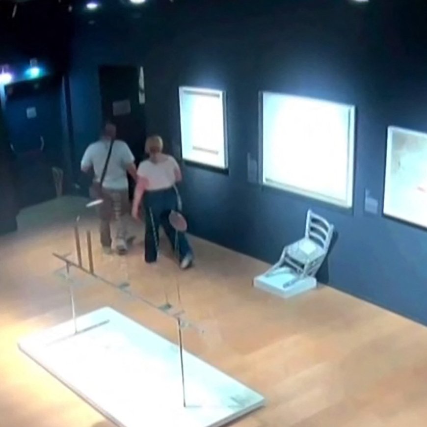 Visitors Break Crystal Chair in Sit-and-Run at Italian Museum